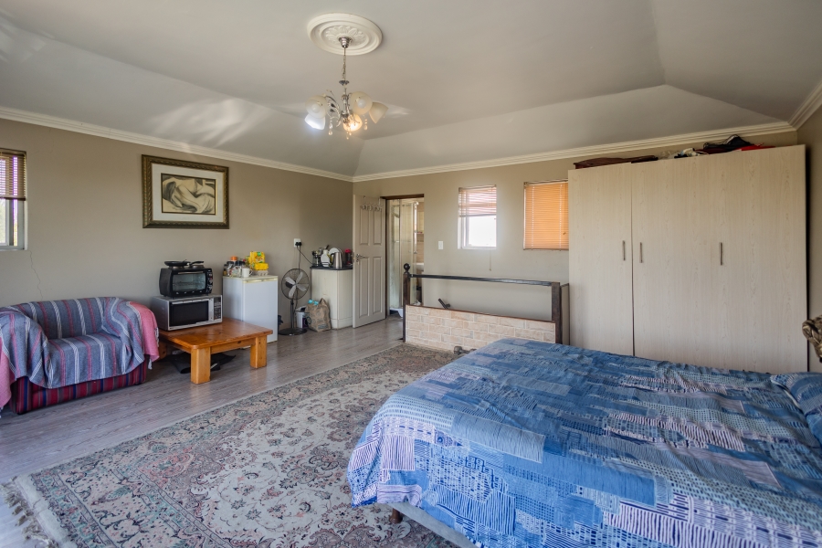 6 Bedroom Property for Sale in Uitzicht Western Cape